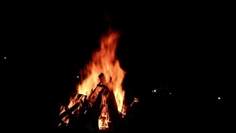 View loop of bright firecamp with sparks at night, Camp fire in the night Video stock 285613935