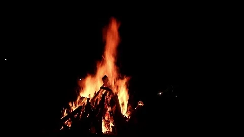 View loop of bright firecamp with sparks at night, Camp fire in the night Video stock 285614039