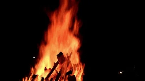 View loop of bright firecamp with sparks at night, Camp fire in the night Video stock 285614042