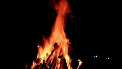 View loop of bright firecamp with sparks at night, Camp fire in the night Video stock 285614043