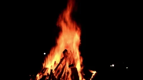 View loop of bright firecamp with sparks at night, Camp fire in the night Video stock 285614134