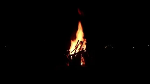 View loop of bright firecamp with sparks at night, Camp fire in the night Video stock 285614223