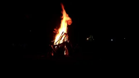View loop of bright firecamp with sparks at night, Camp fire in the night Video stock 285614225