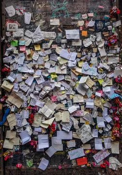 View of love notes and padlocks Juliet's house yard in Verona 스톡 사진
