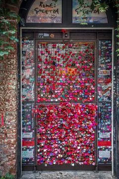 View of love padlocks and notes Juliet's house yard in Verona 스톡 사진