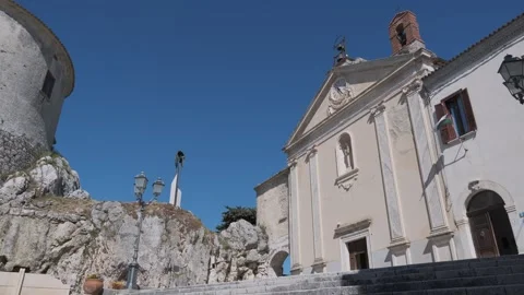 View of the main square with the town hall, small town of Macchiagodena, Molise, Vídeos de archivo 333899618