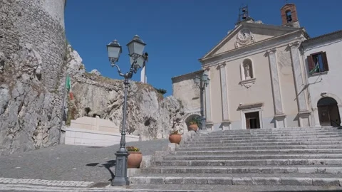 View of the main square with the town hall, small town of Macchiagodena, Molise, Vídeos de archivo 333899620