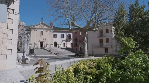 View of the main square with the town hall, small town of Macchiagodena, Molise, Vídeos de archivo 333899659