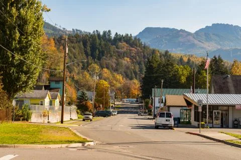 View of the main street of Concrete with the forest and mountains in the Stock Photos