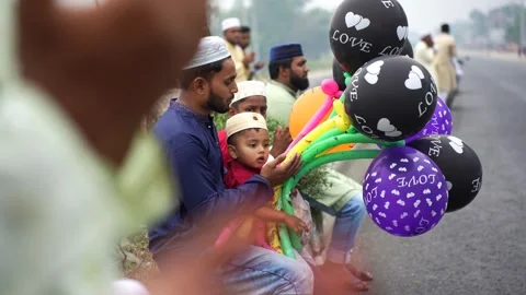View of a man and child with colorful balloons, Bangladesh. Video stock 334992000