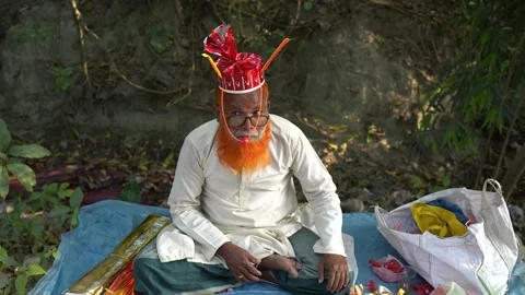 View of a man with an orange beard and a red hat in Bangladesh. Video stock 334953222