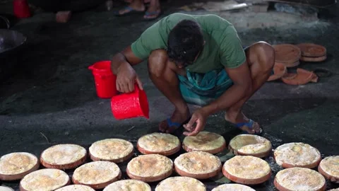 View of a man preparing traditional curd in Bogura, Bangladesh. Vídeos de archivo 336426890