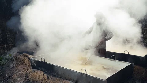 View of a man stirring boiling date juice in Natore, Bangladesh. Vídeos de archivo 335653157