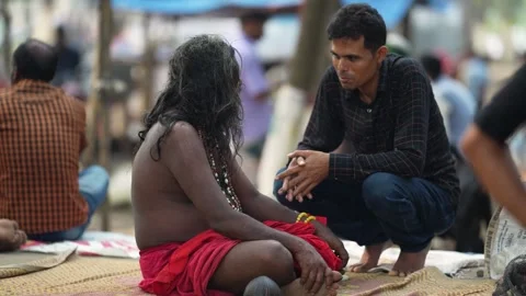 View of a man talking to a sadhu at Mahasthan, Bangladesh. Stock-Footage 335554751