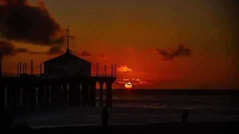 View of Manhattan Beach Pier at sunset, United States. Vídeo Stock 341454750