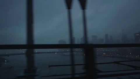 View of manhattan bridge from brooklyn bridge crossing on rainy evening Vídeos de archivo 251227253
