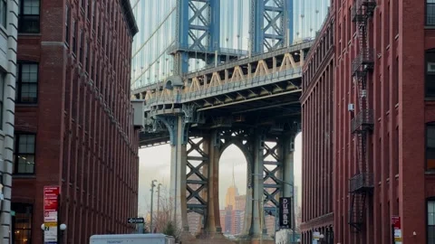 View of the Manhattan Bridge within the vibrant urban landscape of the city Vidéo 291510035