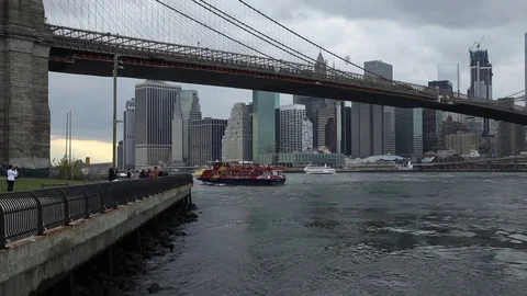 View to Manhattan from Brooklyn Bridge Park Video stock 69944339