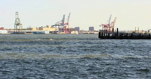 View from Manhattan onto Brooklyn side with smal yacht passing Stock Footage 77487209