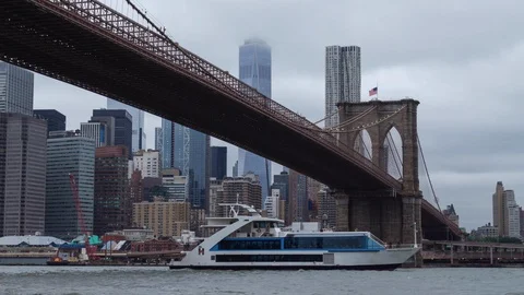 View of Manhattan Skyline from Beneath Brooklyn Bridge Vídeo Stock 90458683