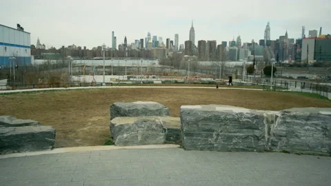 View Of The Manhttan Skyline From A Brooklyn Park On A Gloomy Day 스톡 동영상 236590732