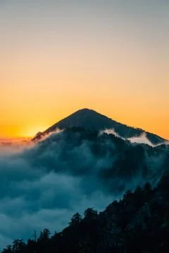 View of marine layer low clouds over Los Angeles at sunset, from Mount Wilson Foto stock