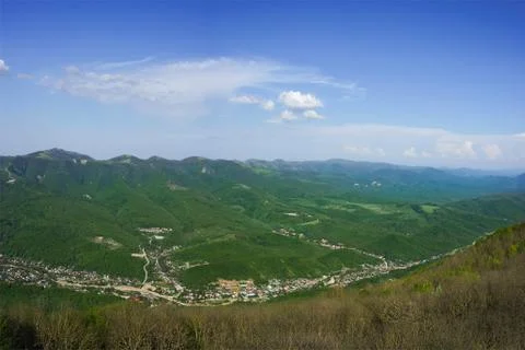 The view from the Markotkh mountain range to the valley of the river Derby vi Foto stock