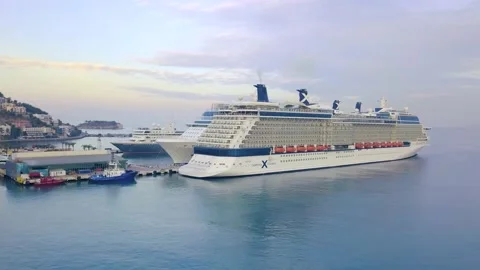 View of a massive cruise ship along the picturesque Kusadasi coastline 库存影片 157815538