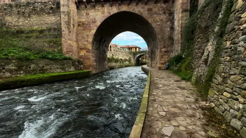 View of a medieval bridge over Deva river in the village of Potes in Cantabria Vídeos de archivo 229437068