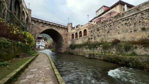 View of a medieval bridge over Deva river in the village of Potes in Cantabria Vídeos de archivo 229442260