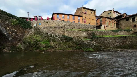 View of a medieval bridge over Deva river in the village of Potes in Cantabria Vídeos de archivo 229442434