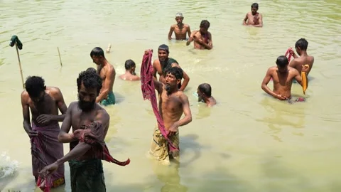 View of men bathing in a river in Natore, Bangladesh. Stock-Footage 335557356