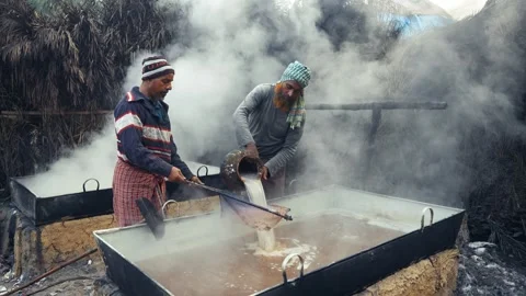 View of men boiling date juice in large vats, Bangladesh. Vídeo Stock 335653369