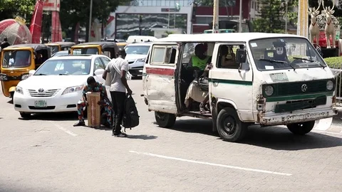 View of men coming down from a bus 스톡 동영상 119970510