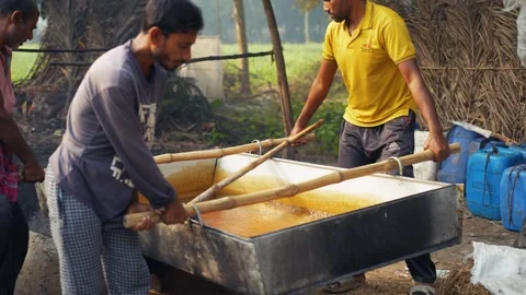 View of men processing date palm juice in large metal vats, Bangladesh. Vídeos de archivo 335651727