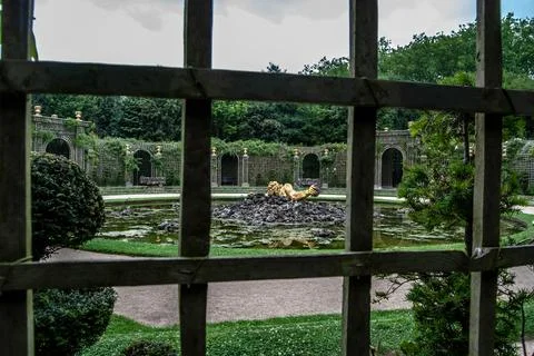 A view from a metal window with a net pattern of the Enceladus Fountain in Ve Foto stock