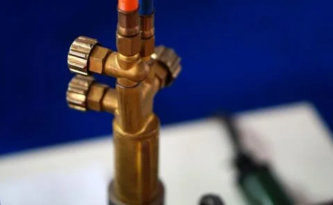 View of metallic rotating knobs of valves in pipelines in a industry 스톡 사진