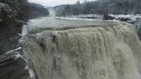 View of Middle Falls of the Genesee River in Letchworth State Park Vidéo 63741575