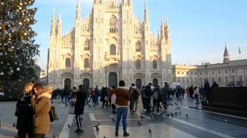 A view of  Milan Cathedral from the Square during the Christmas holiday Stock-Footage 85886338
