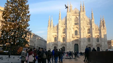 A view of Milan Cathedral Square during the Christmas holiday Vídeos de archivo 85886722