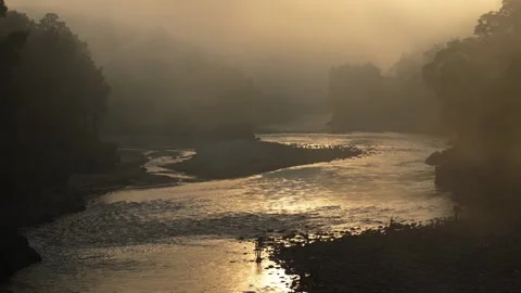 View of a misty river at sunrise, Nepal. Vidéo 335603553