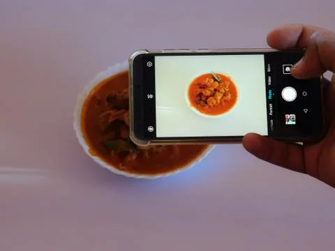 View of a mobile camera capturing a dish image Foto stock