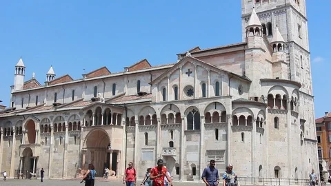 View of Modena Cathedral (Duomo di Modena) and Piazza Grande. Видео 124669409