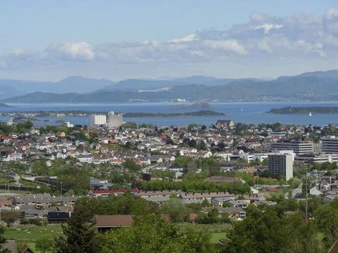 View of a modern city with coastline and many buildings, surrounded by Fotos de archivo