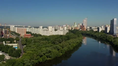 View of a modern developing modern city. modern houses on the embankment of the Vídeos de archivo 156260393