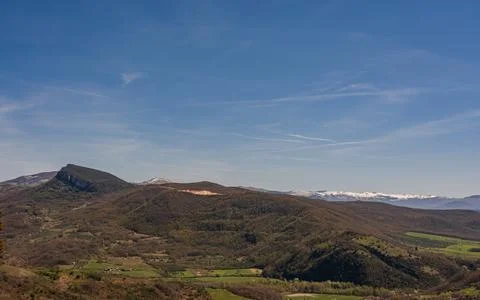 A view of Molise in early spring. View from the village of Fornelli. 库存照片
