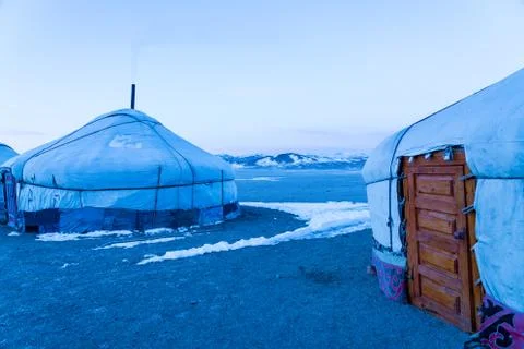 View of Mongolian Ger on the large steppe with snow on the floor Foto stock