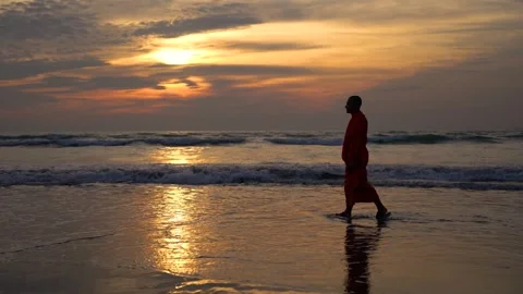 View of a monk walking on the beach at sunset in Bangladesh. Video stock 335022727