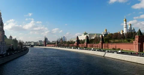 The view from the Moskvoretsky bridge the Kremlin, Moscow river Video stock 68914153