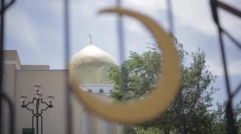View of the mosque over the fence. Video stock 62063911